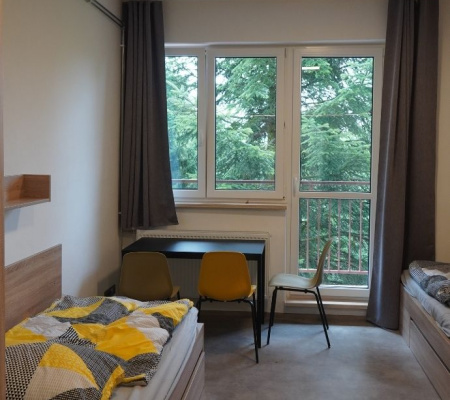 3-bed room with balcony